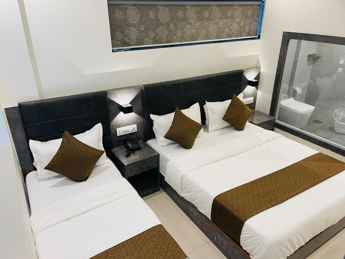 Hotel Lime Wood, Mumbai